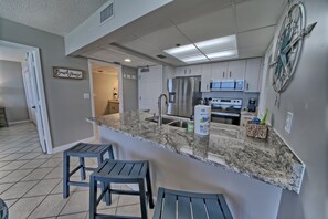 Frigorifero, microonde, forno, piano cottura