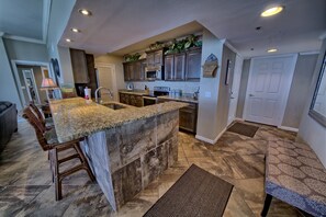 冰箱、微波炉、烤箱、炉灶