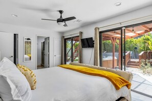 3 habitaciones, escritorio y tabla de planchar con plancha