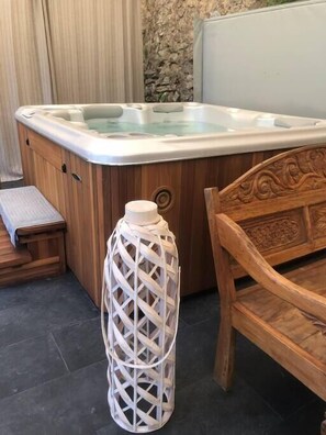 Indoor spa tub