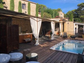 Outdoor spa tub
