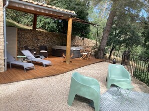 Outdoor spa tub