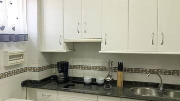 Een koelkast, een microgolfoven, een oven, een vaatwasser