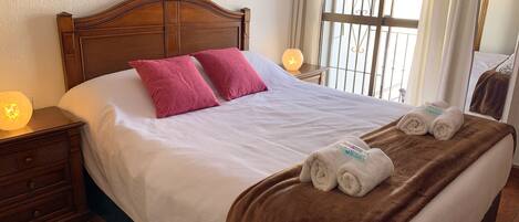 3 chambres, fer et planche à repasser, Wi-Fi gratuit, draps fournis