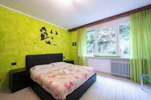 2 bedrooms, laptop workspace, iron/ironing board, free WiFi - Melide On The Lake (Melide)