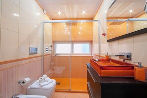 Apartamento família, 2 quartos, micro-ondas (Melide On The Lake) | Banheiro | Chuveiro, bidê, toalhas de banho, sabonete