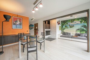 Family Apartment, 2 Bedrooms, Microwave (Melide On The Lake) | Living room | 21-inch TV with cable channels - Melide On The Lake (Melide)