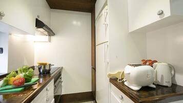 FamiljelÀgenhet - flera sovrum (Melide On The Lake) | Eget kök | KylskÄp, mikrovÄgsugn, ugn och spishÀll