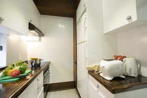 Family Apartment, Multiple Bedrooms (Melide On The Lake) | Dapur peribadi | Peti sejuk, ketuhar gelombang mikro, ketuhar, dapur 