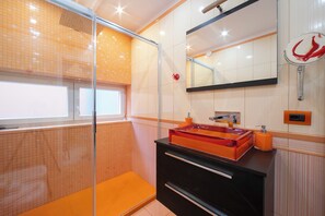 Family Apartment, Multiple Bedrooms (Melide On The Lake) | Bathroom