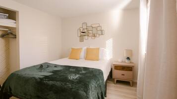 2 bedrooms, desk, iron/ironing board, travel crib