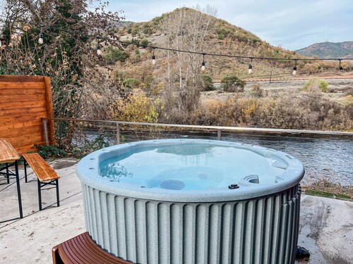 Charming 2 BR riverside stopover in Gold Hill. Private hot tub, river access, and just down the road from Del Rio Vineyards. Perfect base for exploring the Rogue Valley. Pet-friendly!