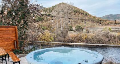 Charming 2 BR riverside stopover in Gold Hill. Private hot tub, river access, and just down the road from Del Rio Vineyards. Perfect base for exploring the Rogue Valley. Pet-friendly!