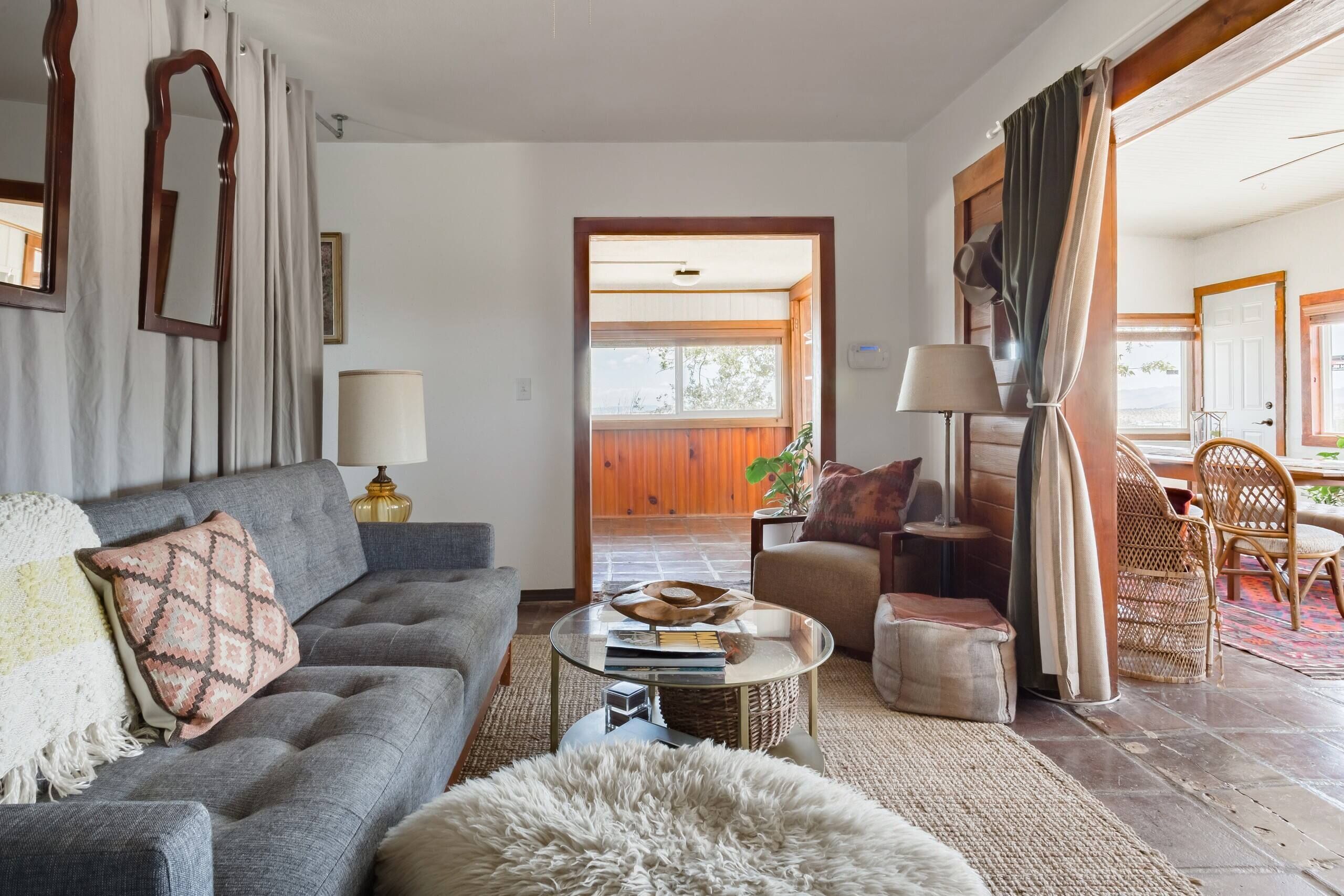 Televisión, chimenea, reproductor de DVD y estéreo 