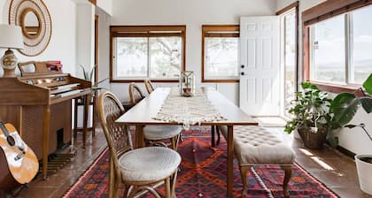 Private desert cabin with hot tub & breathtaking views near Joshua Tree. Relax under starry skies, cook in the spacious kitchen, or explore nearby Pioneertown, La Copine, and endless desert trails.