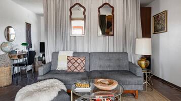 Televisión, chimenea, reproductor de DVD y estéreo