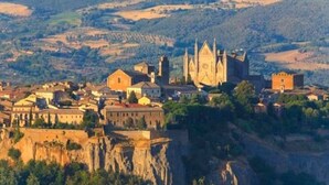 A historic town with a prominent church and castle on a cliff. - HOTEL LA PERGOLETTA (Orvieto)