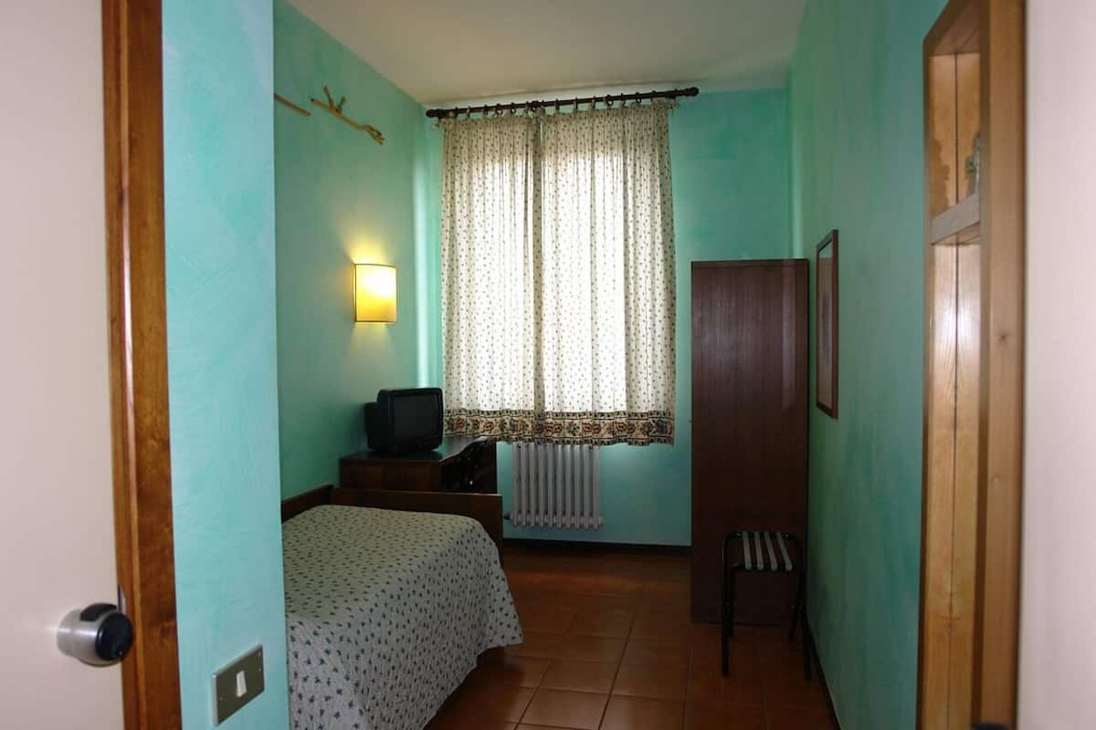 Quarto solteiro básico | Escrivaninha, Wi-Fi de cortesia, roupa de cama