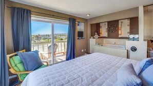 3 bedrooms, desk, iron/ironing board, travel cot - View of Mission Bay plus A/C, pets, and parking (San Diego)