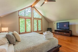 4 bedrooms, iron/ironing board, free WiFi, bed sheets