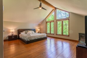 4 bedrooms, iron/ironing board, free WiFi, bed sheets - Experience luxury at Deer Creek Lodge (Bryson City)