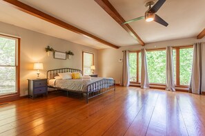 4 室のベッドルーム、アイロン / アイロン台、WiFi (無料)、ベッドシーツ