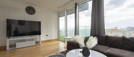 Apartment | Living area | 30-inch TV with cable channels
