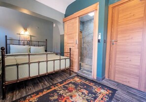 Economy-Zimmer | Hochwertige Bettwaren, Minibar, Zimmersafe, individuell dekoriert