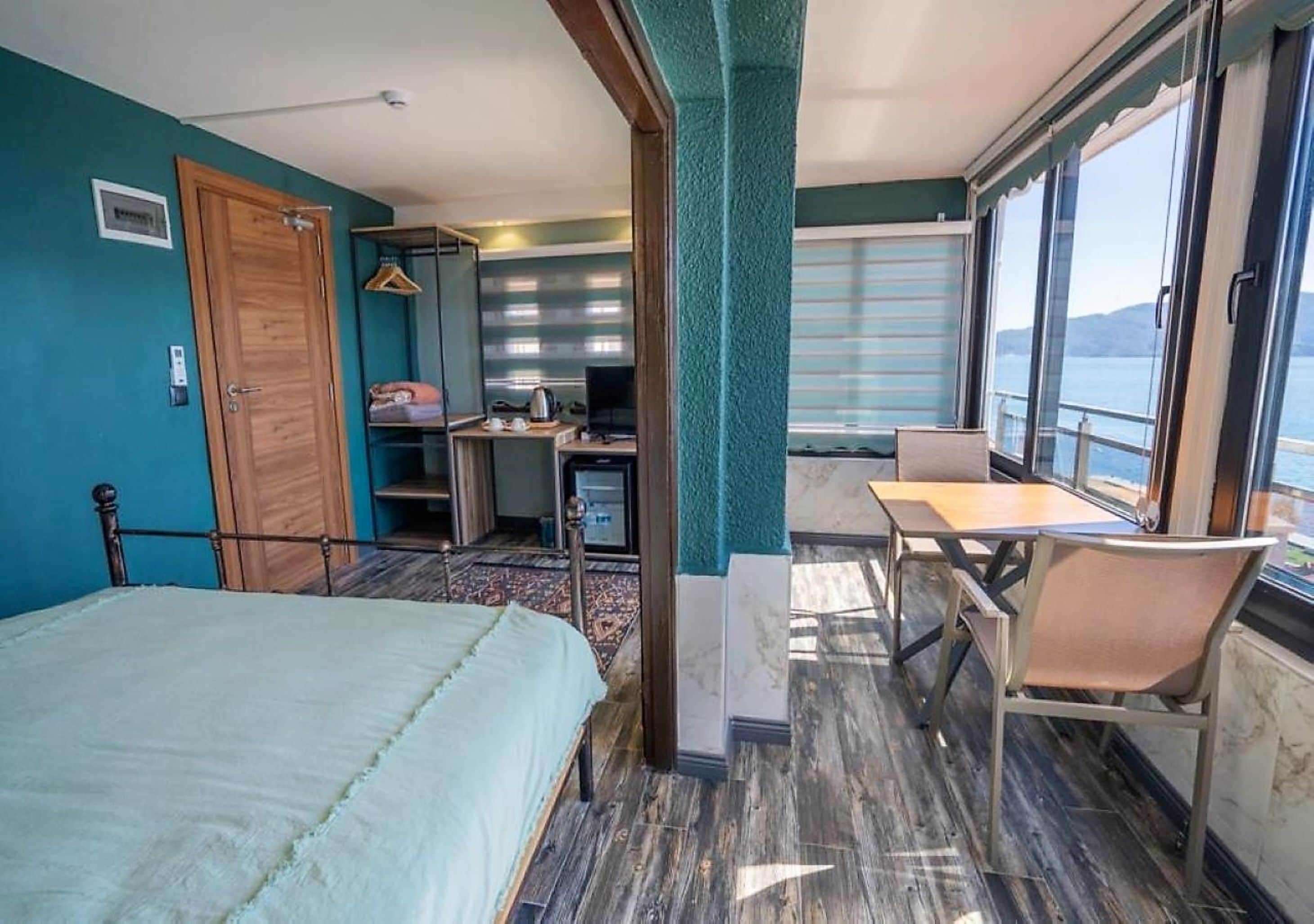 Ropa de cama de alta calidad y minibar 