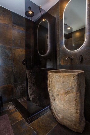Combined shower/tub, hair dryer, towels - Villa Indira in Kallithies (Καλυθιές)
