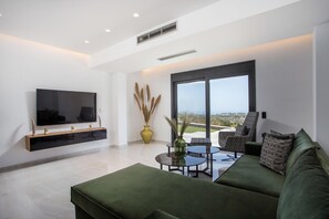 Smart-TV, fotballspill og bordtennis