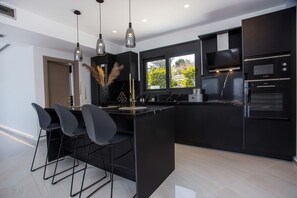 Fridge, microwave, oven, stovetop - Villa Indira in Kallithies (Καλυθιές)