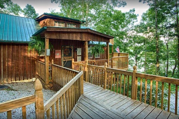 Property grounds - Rustic Luxury Lakefront Cabin in Beautiful Wooded Surroundings (Nancy)