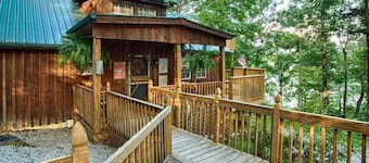 Rustic Luxury Lakefront Cabin in Beautiful Wooded Surroundings