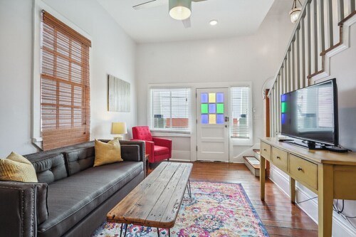 Irish Channel Home - Quiet, Safe & Fun!