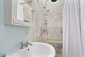 Shower, hair dryer, towels, soap - (New Orleans)
