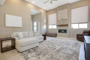 Una Smart TV, una chimenea