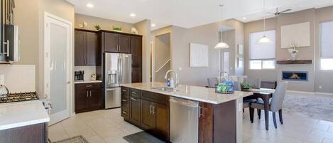 ثلاجة، ميكروويف، فرن، موقد طهي مسطح