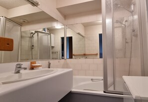Ensemble douche/baignoire, sèche-cheveux, papier toilette