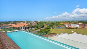 Une piscine offrant une vue sur un quartier résidentiel et des bâtiments en arrière-plan.