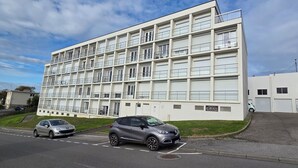 A multi-story building with a modern architectural design, featuring balconies and large windows. - Beautiful, bright apartment at Les Sables Blancs in Concarneau - 150m from the beach and the GR34 (Concarneau)
