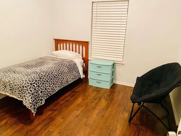 3 bedrooms, desk, iron/ironing board, free WiFi