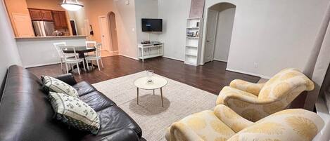 Fernseher, DVD-Player, Bücher