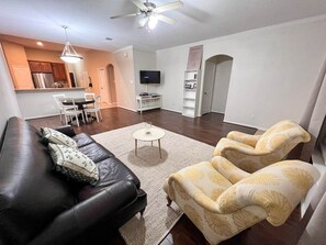 Télévision, lecteur de DVD, livres