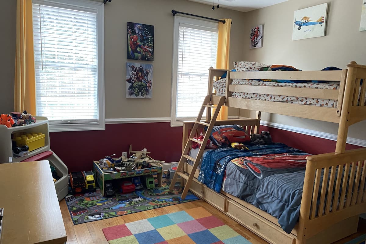 Spider man Theme | Decoración personalizada, muebles diferentes, escritorio y wifi gratis
