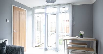 Cosy Modern AND Contemporary Home Close TO Centre