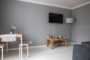 House | Living room | 30-inch TV with cable channels - Cosy Modern AND Contemporary Home Close TO Centre (Bath)