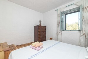 2 bedrooms, iron/ironing board, free WiFi