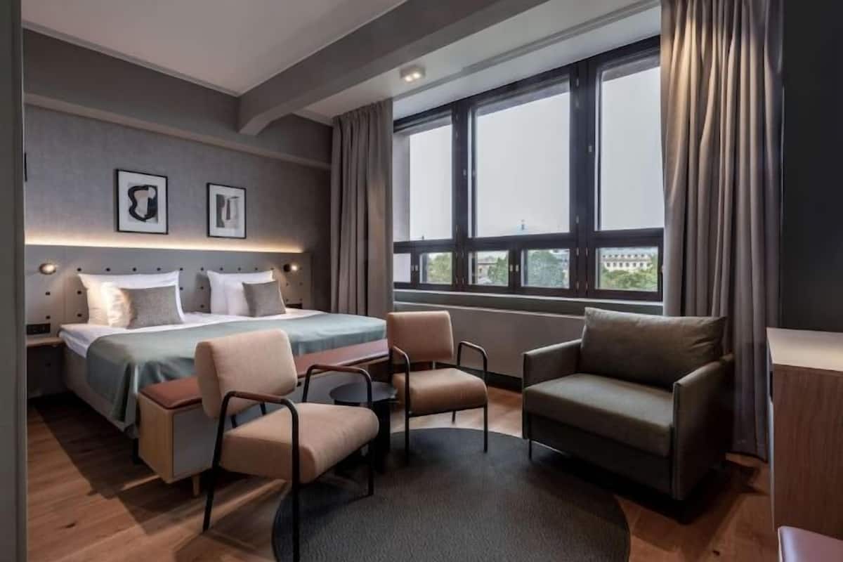Minibar, pengeskab på værelset, mørklægningsgardiner