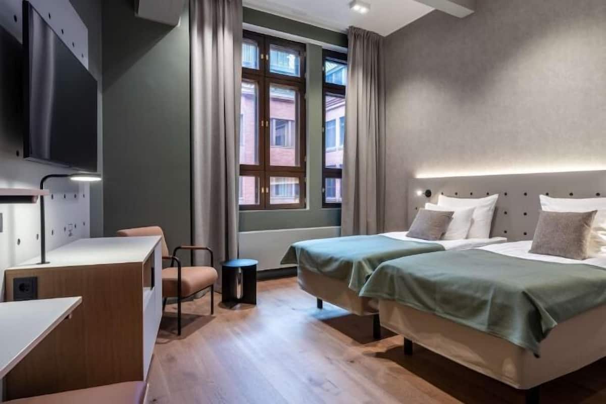 Minibar, pengeskab på værelset, mørklægningsgardiner